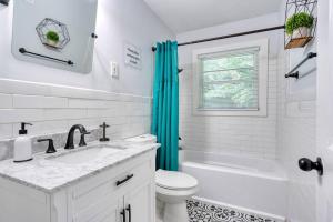 2BR 1BA Duplex House King Beds Great for Small Groups Close toUptown Charlotte attractions