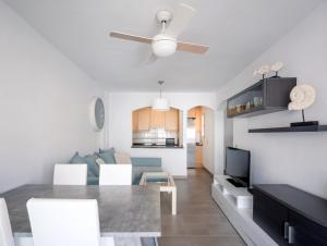 HomeForGuest Apartamento con piscina a 50M del mar en La Caleta