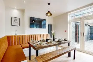 Lancefield House - Air Host & Stay - 5 Bedroom Sleeps 15 - Walton on the Hill