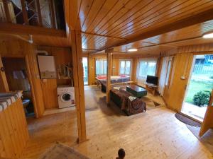 VillaRonda numai în intregime, max 5 persoane, min 4 zile, 130 mp bine incalziti, 3 dormitoare, sufragerie, bucatarie, veranda, terasa, curte cu parcare si grătar, ideala pentru lucru la distanta, insorita, discreta, zona linistita, usor accesibila