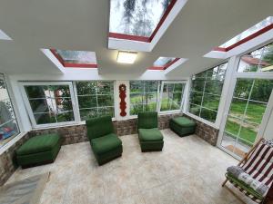 VillaRonda numai în intregime, max 5 persoane, min 4 zile, 130 mp bine incalziti, 3 dormitoare, sufragerie, bucatarie, veranda, terasa, curte cu parcare si grătar, ideala pentru lucru la distanta, insorita, discreta, zona linistita, usor accesibila