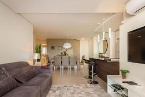 Boulevard 215C - Excelente apartamento em condomínio de luxo no centro de Bombinhas - Piscina - Jacuzzi - Academia - Portaria 24h.