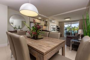 Boulevard 215C - Excelente apartamento em condomínio de luxo no centro de Bombinhas - Piscina - Jacuzzi - Academia - Portaria 24h.