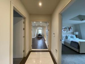 luxurious, 2 bed, 2 bath penthouse apartment in highly desirable Chigwell CHCL F8