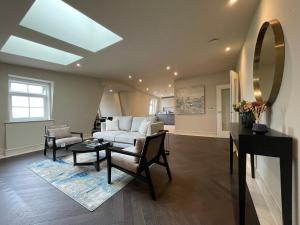 luxurious, 2 bed, 2 bath penthouse apartment in highly desirable Chigwell CHCL F8