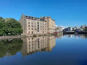 1 Bedroom Flat in Historic Cooperage Apartments Leith - Leith