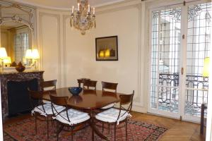 Prestigious 2 bedroom near Champs Elysées
