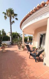 Oceanfront Villa - 8 rooms, 2 kitchens with pool, billiard table and Beach-Volleyball Court