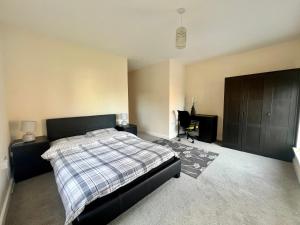 Spacious 2-bedroom house with free parking