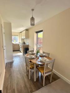 Spacious 2-bedroom house with free parking