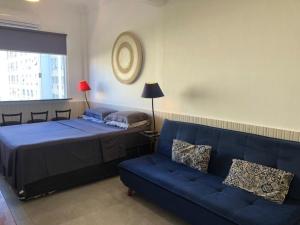 Entre Copacabana e Ipanema, 300 metros da praia, entre postos 5 e 6