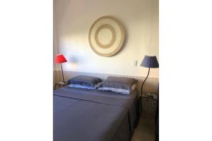 Entre Copacabana e Ipanema, 300 metros da praia, entre postos 5 e 6