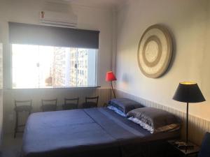 Entre Copacabana e Ipanema, 300 metros da praia, entre postos 5 e 6