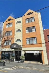 studio 105 Gouger city apartment with parking