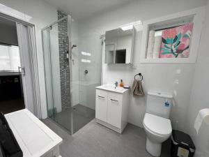 Modern 1 bedroom studio free parking close to CBD