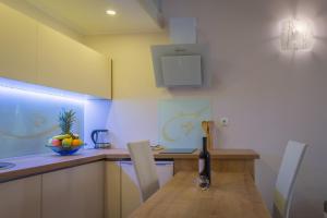 Apartments with WiFi Rijeka - 15901