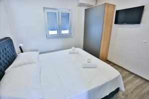 Family friendly house with a swimming pool Split - 15909