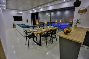 Family friendly house with a swimming pool Split - 15909