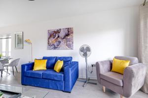 Town Center 2 bed Serviced Apartment 08 with parking, Surbiton By 360Stays