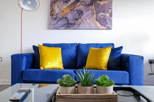 Town Center 2 bed Serviced Apartment 08 with parking, Surbiton By 360Stays