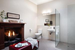 Maple - quaint cottage with fireplace and spa