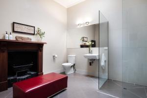 Maple - quaint cottage with fireplace and spa