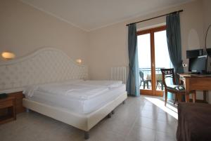 Superior Double or Twin Room with Lake View room in Hotel Gallo