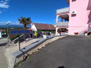 Apartments with parking space Njivice, Krk - 15904