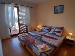 Apartments with parking space Njivice, Krk - 15904