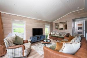 Saffron Lodge, 24 Roadford Lake Lodges