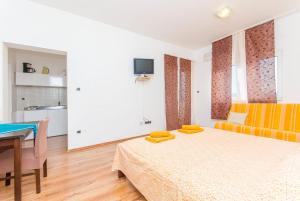 Apartments with a parking space Krilo Jesenice, Omis - 15928