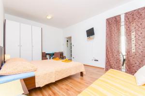 Apartments with a parking space Krilo Jesenice, Omis - 15928