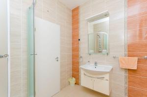 Apartments with a parking space Krilo Jesenice, Omis - 15928