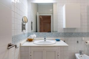 Bonito Callejón en la Judería by TheGoodTourist