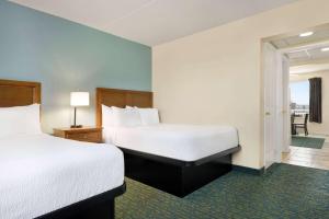 One-Bedroom Suite with Two Double Beds - Mobility Access/Non-Smoking room in Days Inn & Suites by Wyndham Wildwood