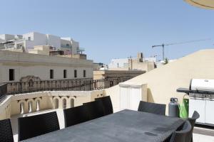 STUNNING 4 BEDROOM APART. NEAR BALLUTA BAY