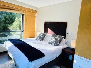 Lovely one bedroom in The Glen, Camps Bay with Inverter