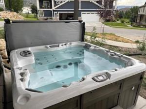 Midway to Heaven! BRAND NEW 5 bed 4.5 bath, HOTTUB