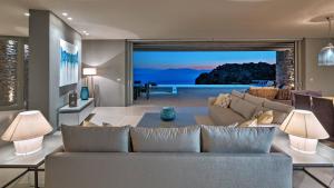 Private Five Br Luxury Peaceful Mylo Villa W Two Pools Close to Mylopotas Beach