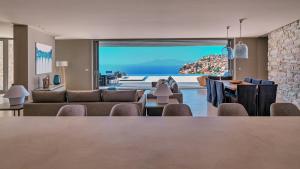 Private Five Br Luxury Peaceful Mylo Villa W Two Pools Close to Mylopotas Beach