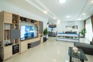 April Pool Villa Airport