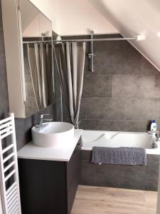 Appartements Appartement 3 Etoiles - Plage des Phoques avec Parking Prive : photos des chambres