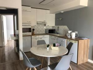 Appartements Appartement 3 Etoiles - Plage des Phoques avec Parking Prive : photos des chambres
