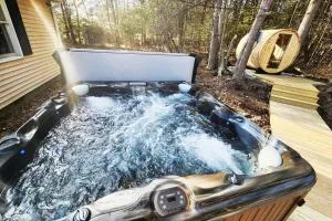 Lake Access Upstate NY - your Catskills getaway with hot tub, sauna and firepit! - Neversink