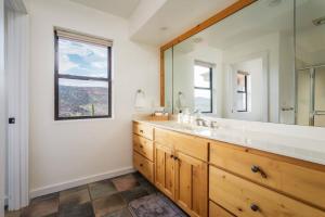 Stunning Views, Large Deck W Private Hiking Trail