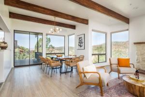 Stunning Views, Large Deck W Private Hiking Trail