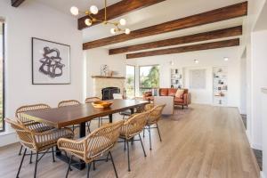 Stunning Views, Large Deck W Private Hiking Trail