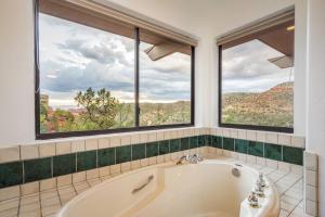 Stunning Views, Large Deck W Private Hiking Trail