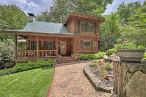 4 Mi to Sugar Mtn: Rocky Creek Cabin w Hot Tub