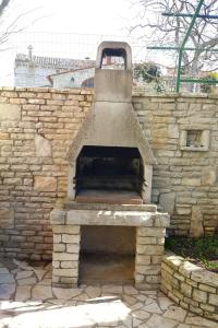 Apartments with a parking space Rakalj, Marcana - 15252